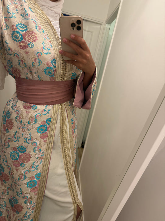 Caftan “Asma” – L’allure d’une reine, la douceur des fleurs