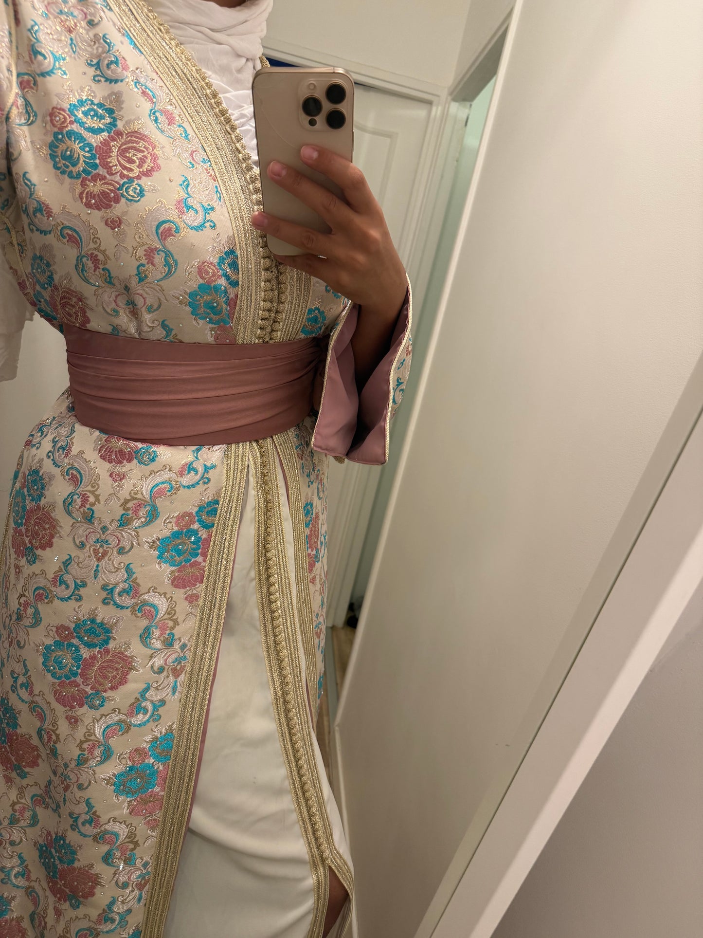 Caftan “Asma” – L’allure d’une reine, la douceur des fleurs