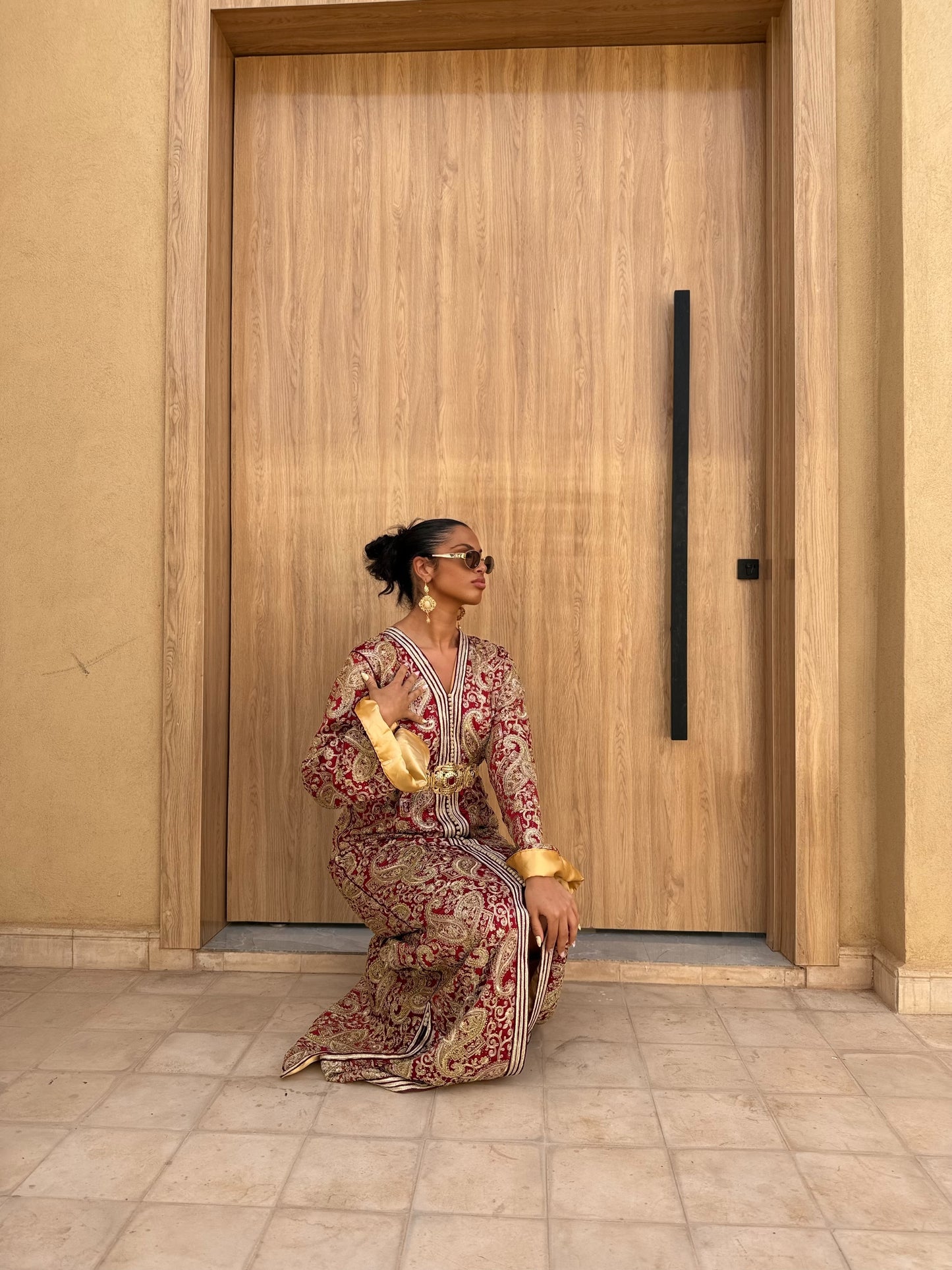 Caftan Oriental Bordeau & Or – Broderies traditionnelles