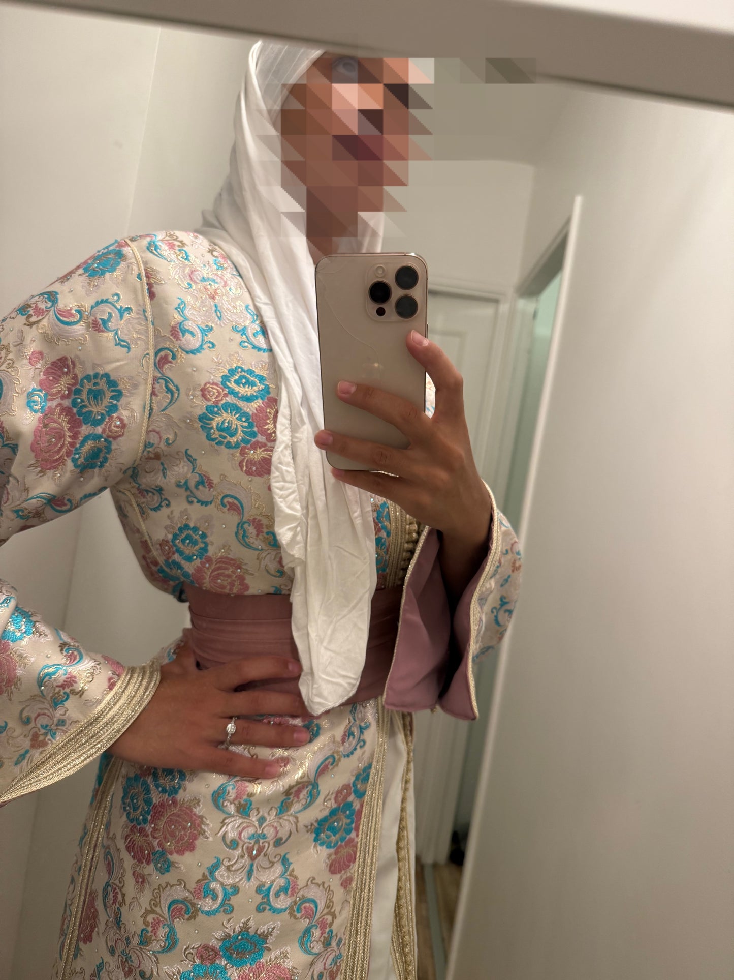 Caftan “Asma” – L’allure d’une reine, la douceur des fleurs